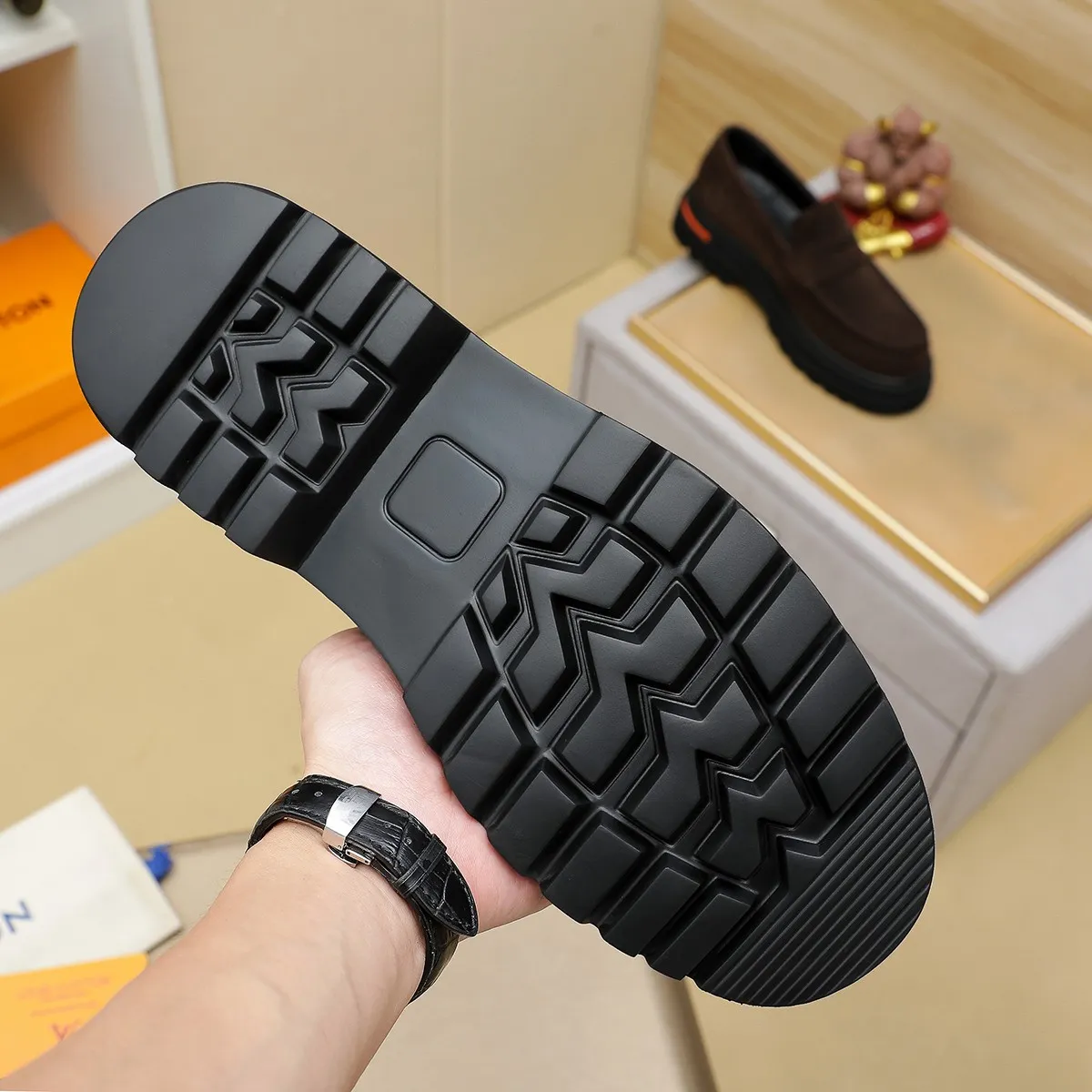 Men's shoes 💰660 💰 Louis Vuitton LV ® Autumn and Winter 🆕 models 🔛Full shoe counter First layer cowhide, 🐂Leather lined casual shoes for men, super soft outsole, essential for driving. Counter synchronization Original first layer cowhide Completely 1:1 mold customization 🌹Top version, 2 colors available! Number: 38-45 (37.46. Customized)